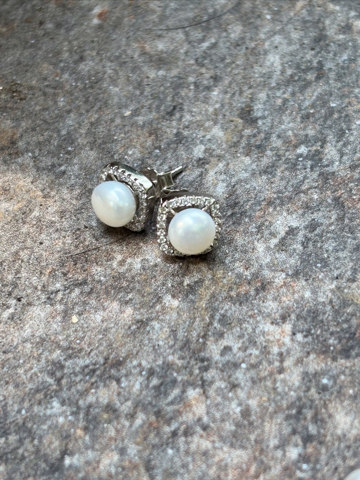 Pearl and moissanite stud