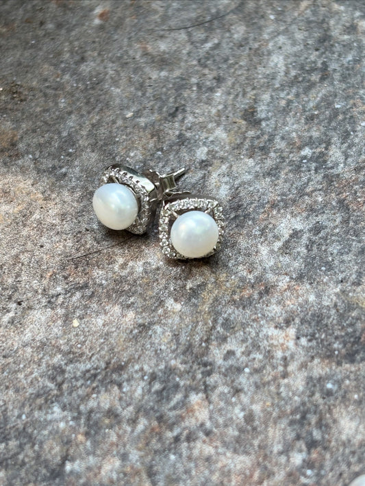 Pearl and moissanite stud